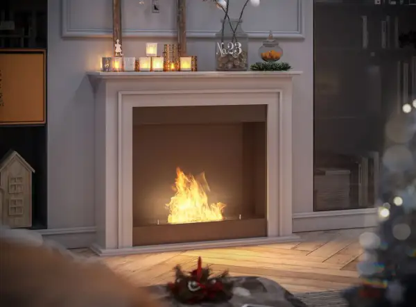 Elegancki biokominek z obudową tworzy przytulną atmosferę. Płomienie tańczą w palenisku, a na półce nad nim stoją ozdobne świeczniki i wazon.
